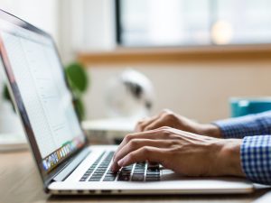 Enkel laptop som underlättar jobb och studier